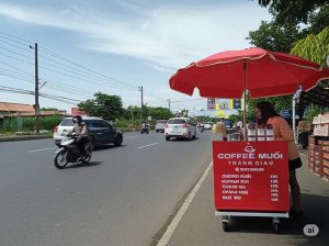 thiết kế xe cà phê nhỏ gọn dù che nắng